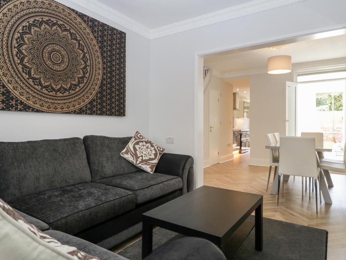 15 Hardwick Street * Weymouth