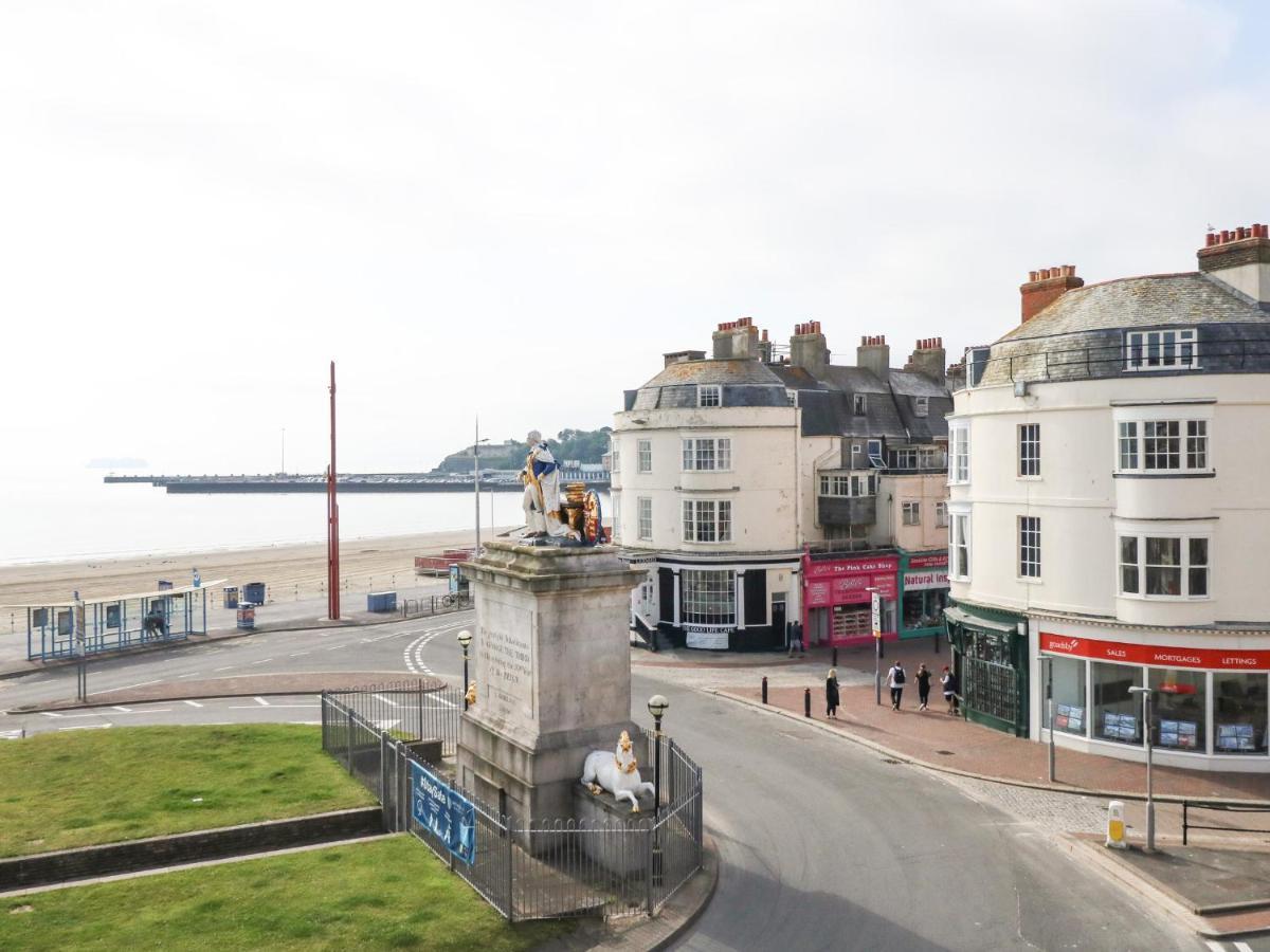 The Kings Statue * Weymouth