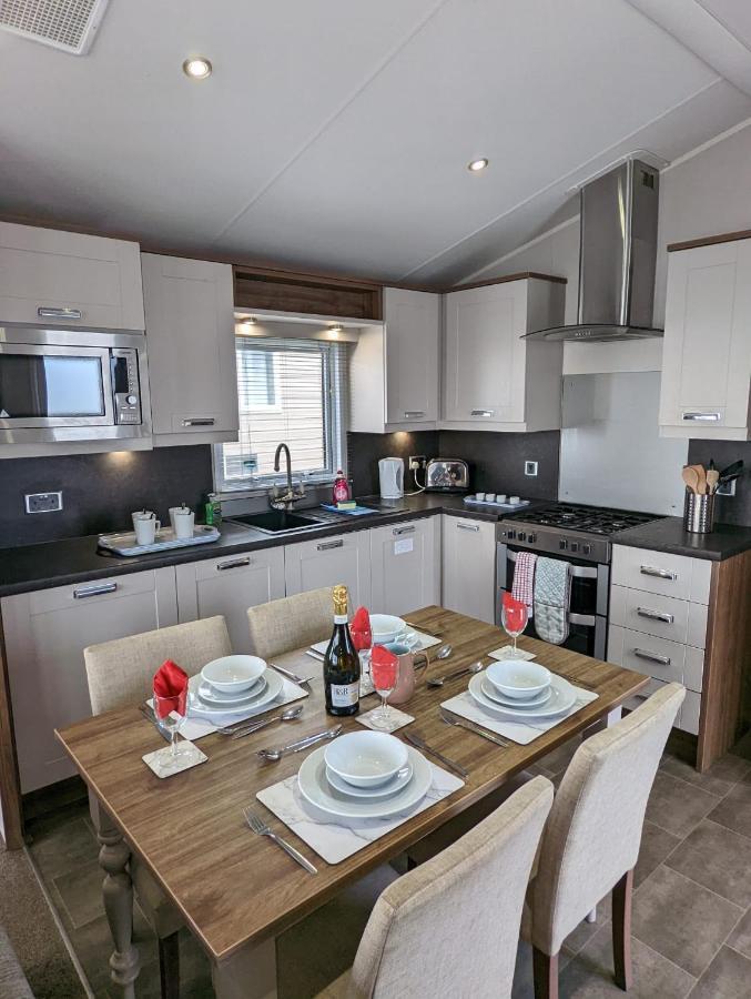 Location Location Beautiful Modern Frontline Caravan Haven Littlesea Holiday park *