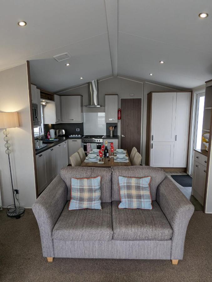Location Location Beautiful Modern Frontline Caravan Haven Littlesea