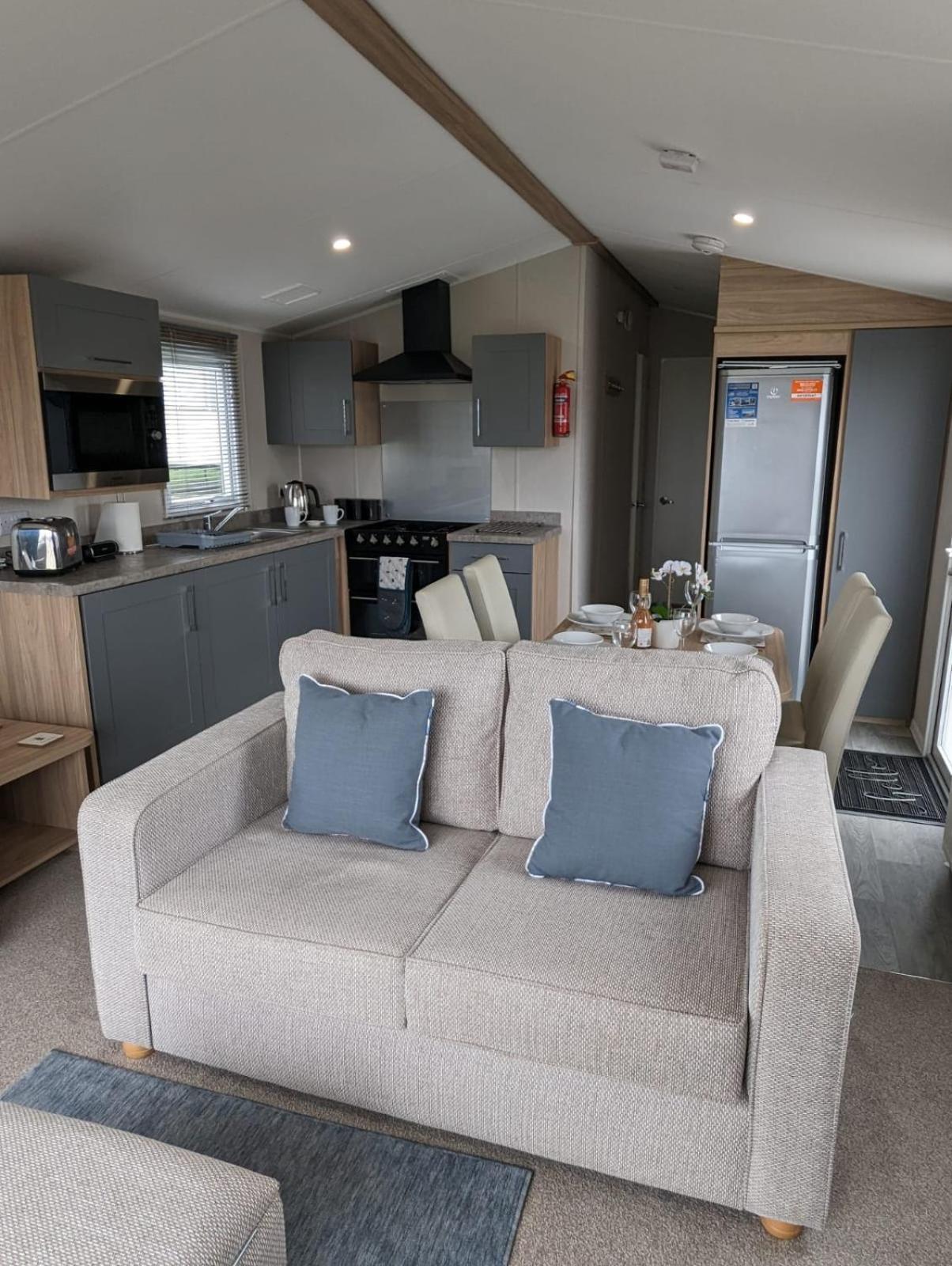 Stylish Modern Bright Caravan With Views Sleeps 6 Littlesea Haven Weymouth *
