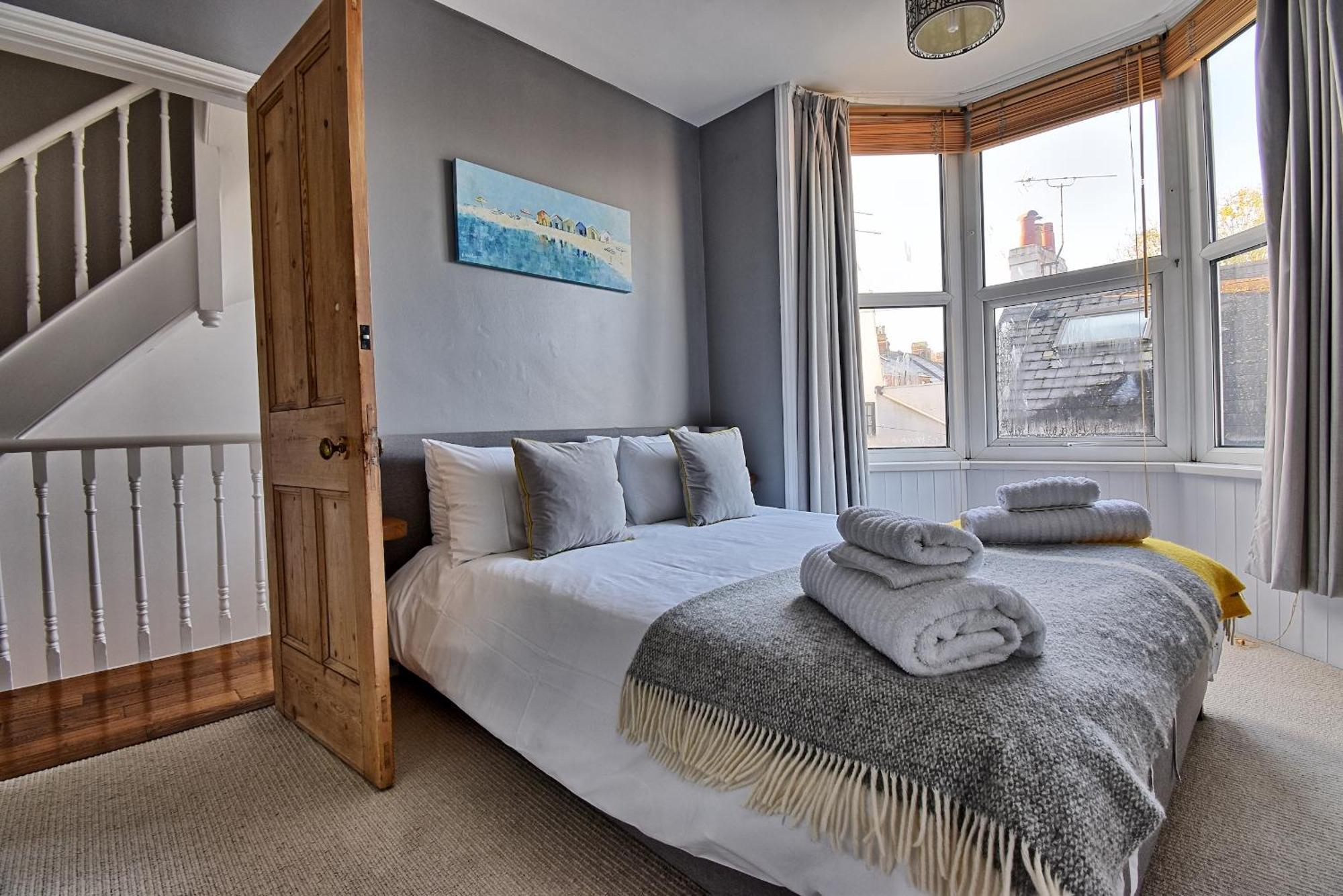 Sunnyside - Stylish Dog Friendly Harbour Views Holiday home *