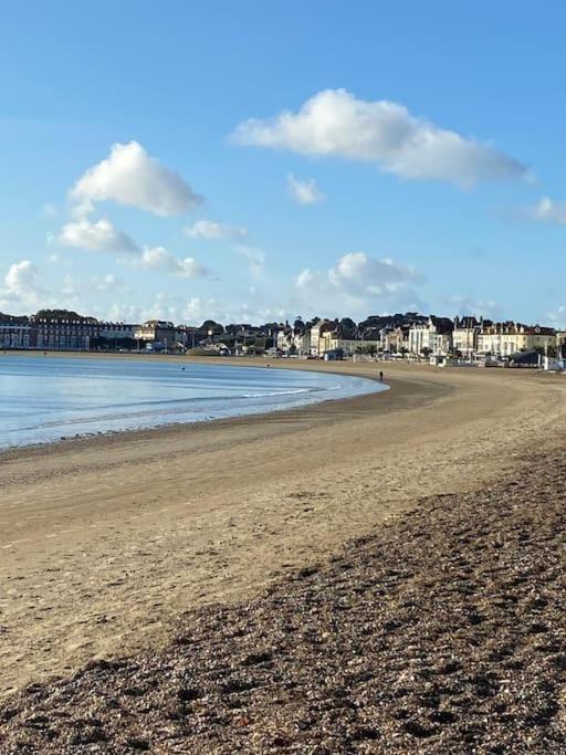 The Bolthole - Only Footsteps From The Beach.