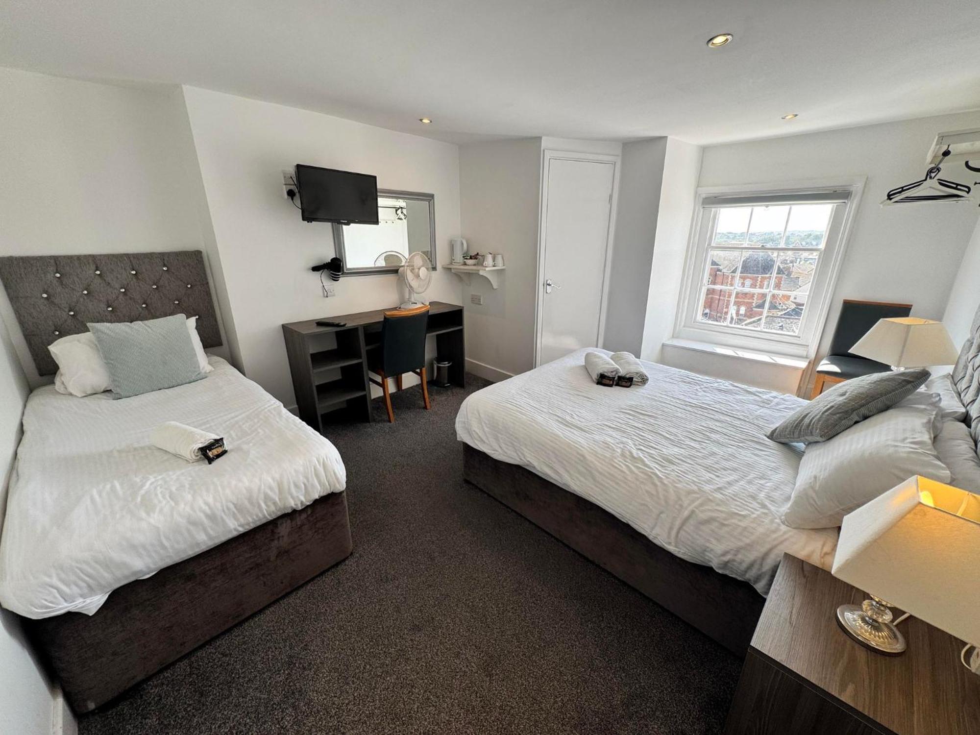 The Jubilee East - With Facilities & Smokehouse - Newly Refurbished Facilities 3* Weymouth
