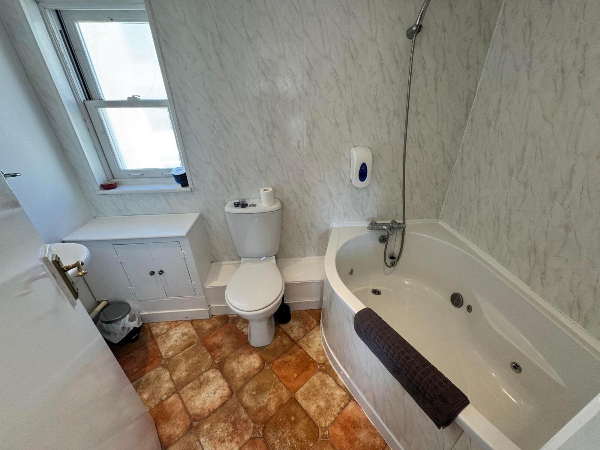 The Jubilee East - With Facilities & Smokehouse - Newly Refurbished Facilities Weymouth