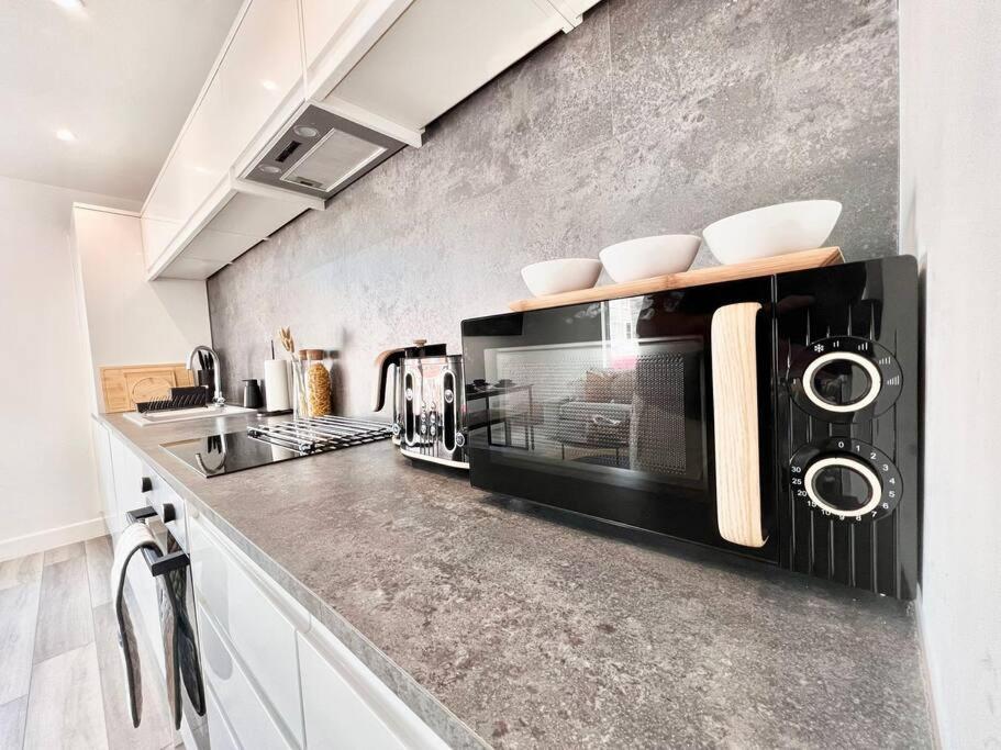 Stylish & Spacious 4bed-coastal Haven In *