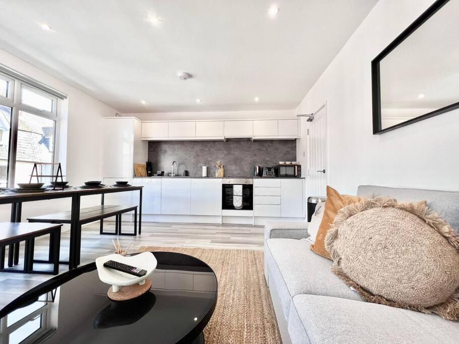 Stylish & Spacious 4bed-coastal Haven In Apartamento