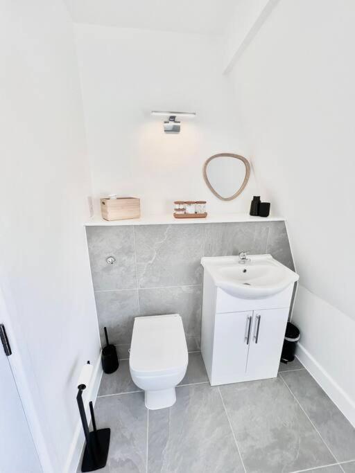 Stylish & Spacious 4bed-coastal Haven In *