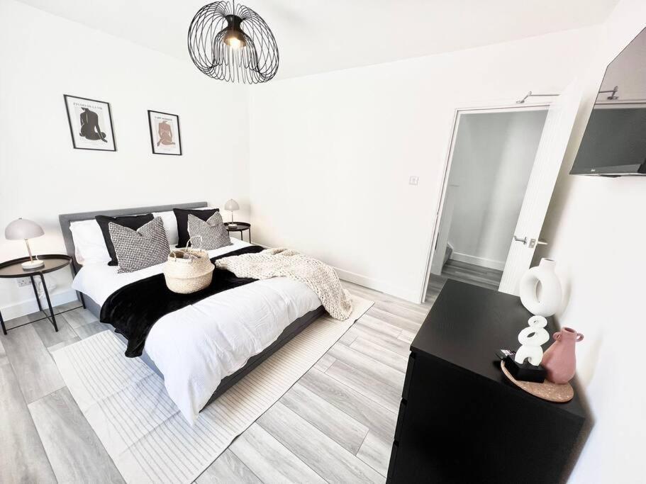 Stylish & Spacious 4bed-coastal Haven In Weymouth