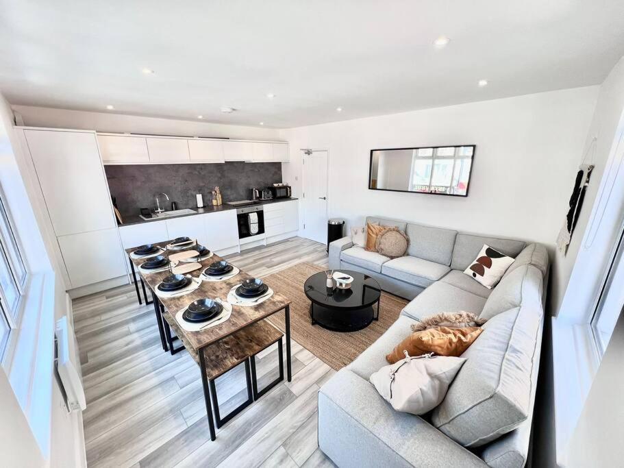Stylish & Spacious 4bed-coastal Haven In Apartamento *