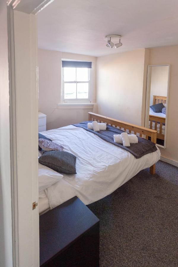 Ocean Apartment, 50 Yds To Beach, Sleeps 10 Holiday home *