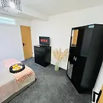 2 Bed Harbourside Penthouse With Hot Tub & Stunning Roof Terrace