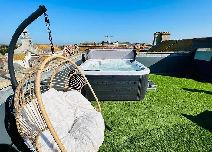 2 Bed Harbourside Penthouse With Hot Tub & Stunning Roof Terrace