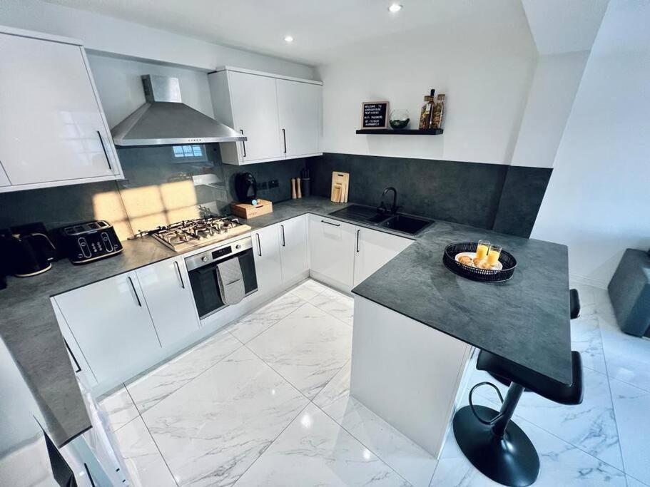 2 Bed Harbourside Penthouse With Hot Tub & Stunning Roof Terrace *